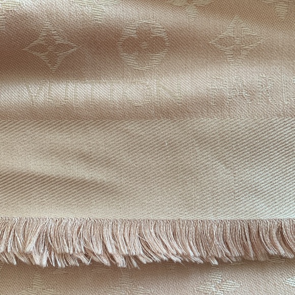 Louis Vuitton Monogram Shine Shawl - Picture 14 of 14